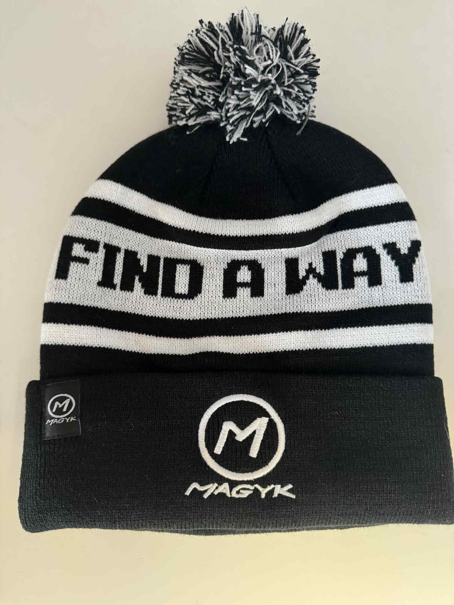 Tuque Magyk ''team'' de couleur noir et blanc